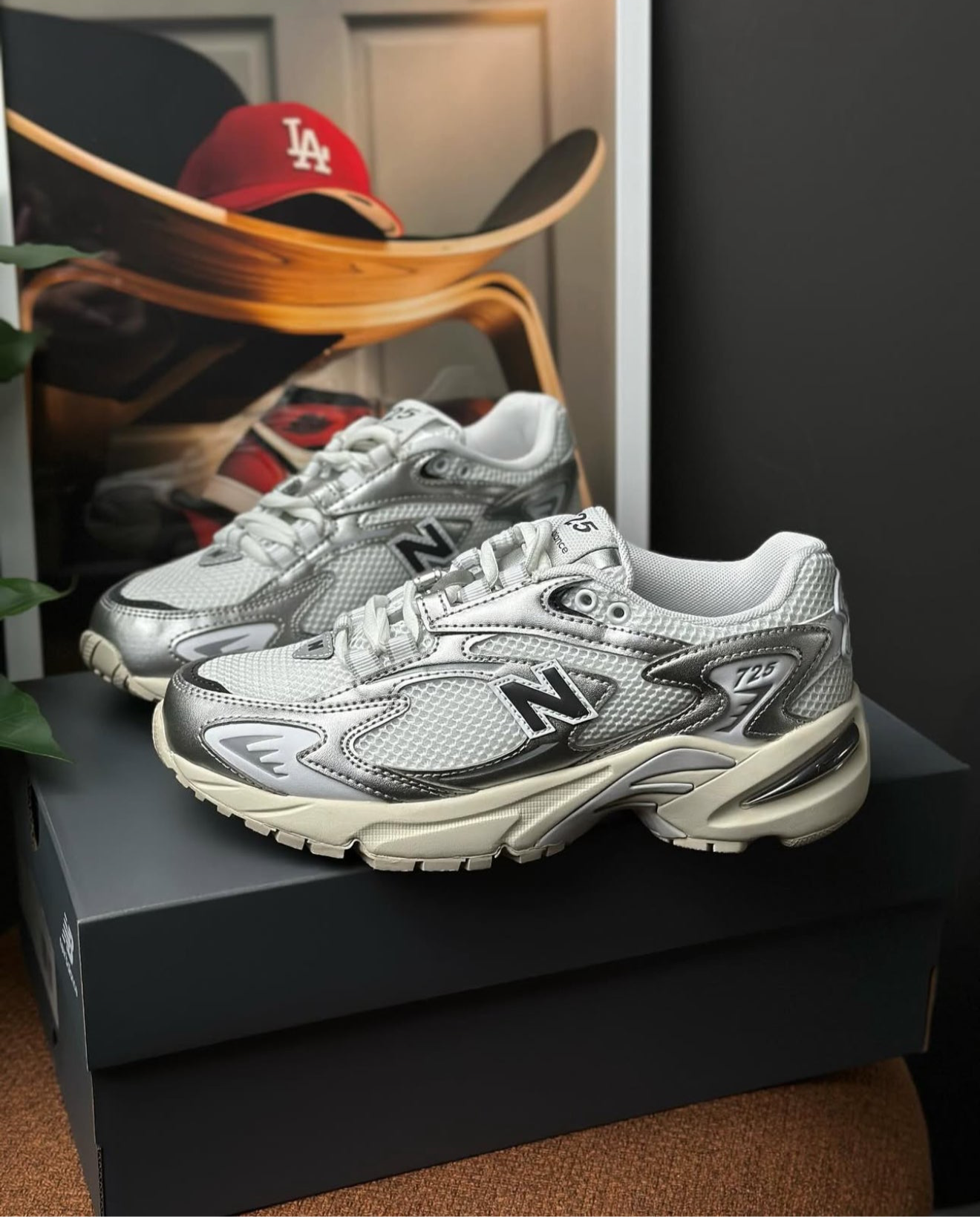 New Balance 725 Silver unisex