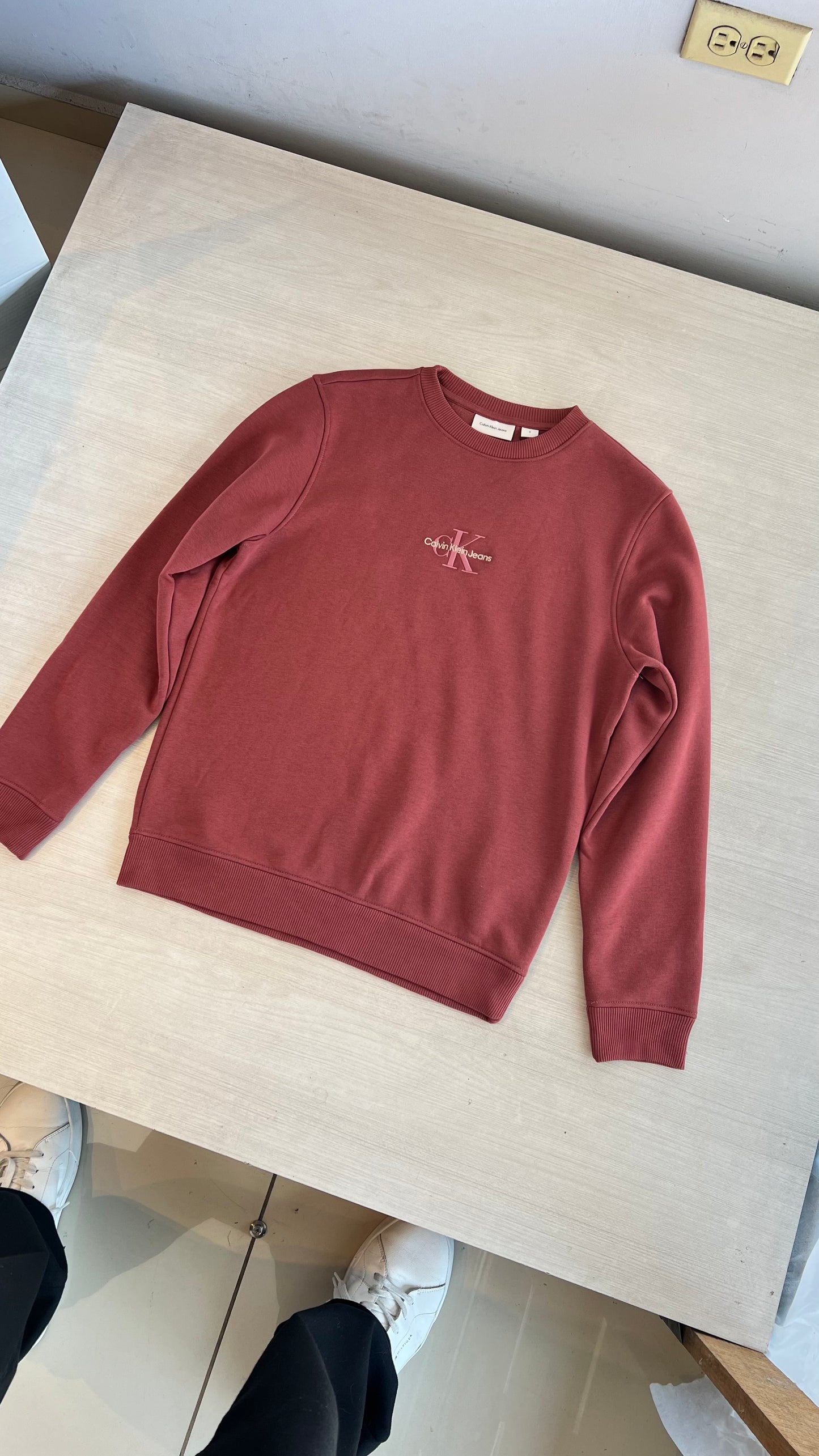 Calvin Klein Sueter Apple