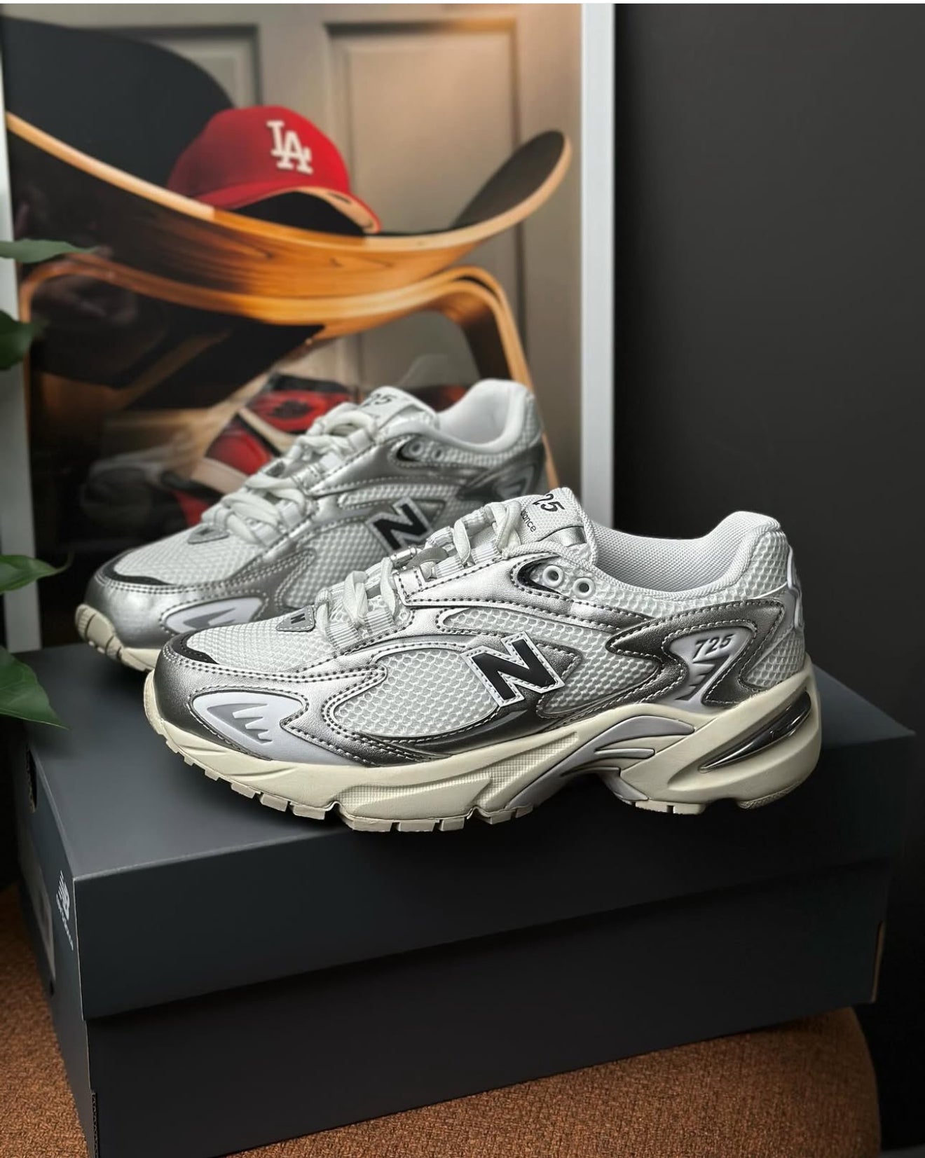New Balance 725 Silver unisex