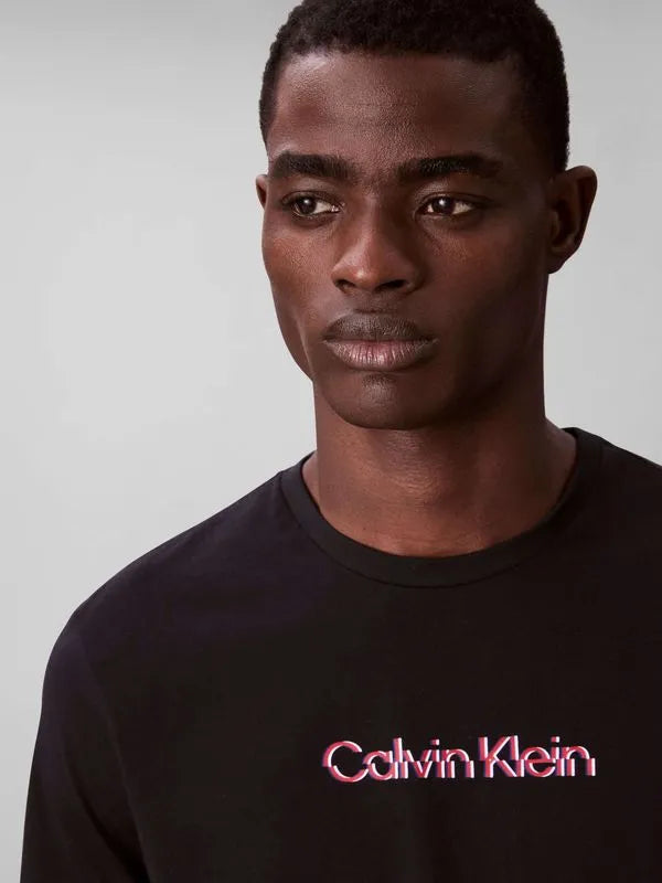 Calvin Klein T Shirt Negra Estampado Pecho