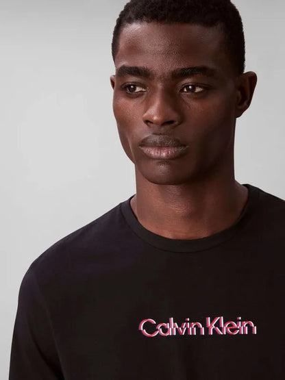 Calvin Klein T Shirt Negra Estampado Pecho